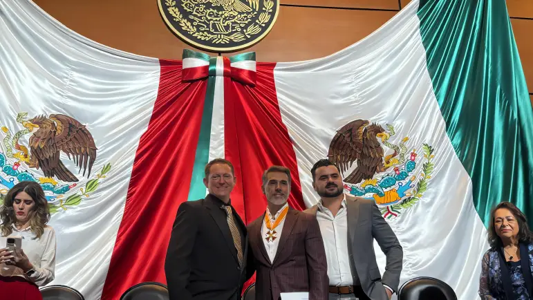 Nogalense recibe Medalla Cultura de Paz
