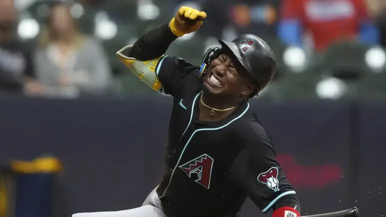 Diamondbacks y Red Sox se enfrentan en Phoenix con la postemporada en juego
