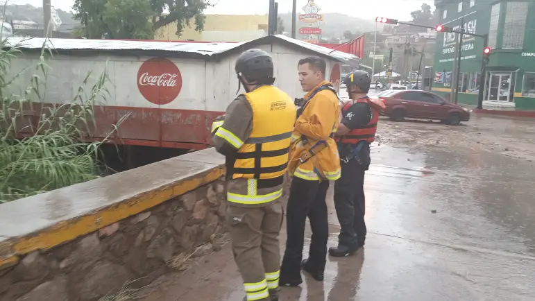 Búsqueda binacional intensifica tras arrastre de persona por arroyo en Nogales
