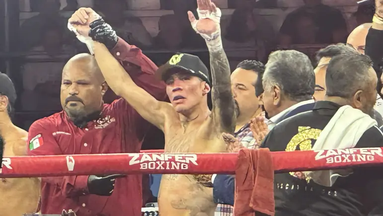 Óscar Valdez triunfa por decisión unánime en su primera pelea en Nogales