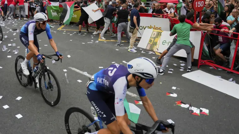Protestas empañan triunfo de Bernal en la Vuelta a España

