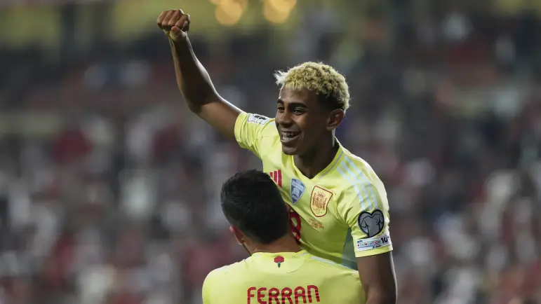 España arrasa y Europa vive eliminatorias al rojo vivo