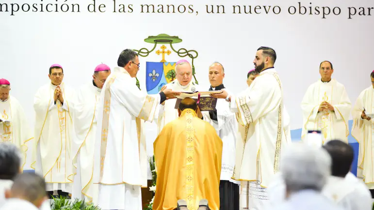 Consagración del Obispo de Nogales en ceremonia solemne
