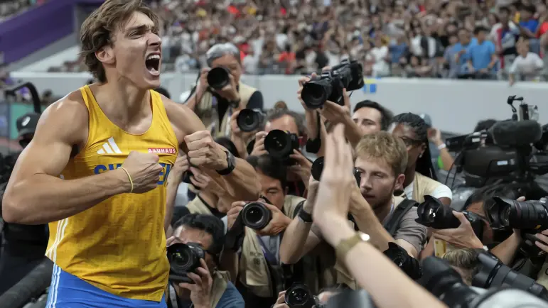 Duplantis vuelve a volar: nuevo récord mundial de 6.30m en pértiga
