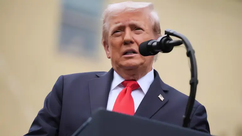 Trump demanda al New York Times por difamación, reclamando US$15,000 millones
