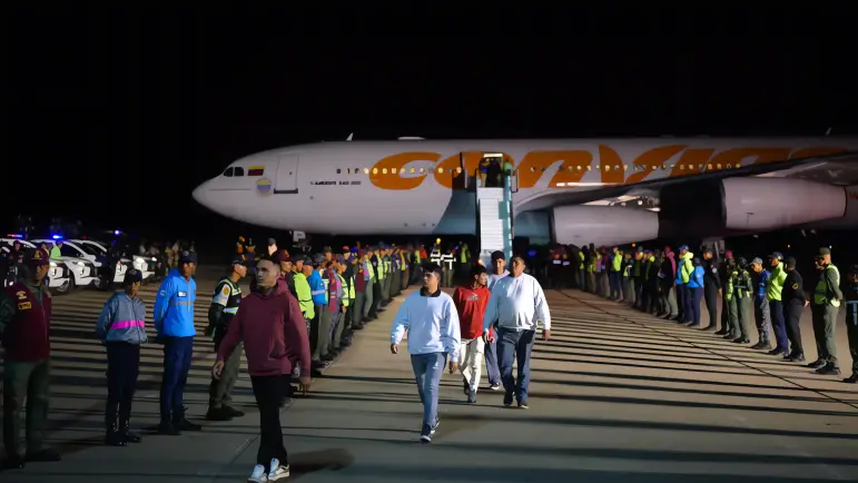 Vuelos secretos trasladaron a 44,000 migrantes bajo la administración Trump