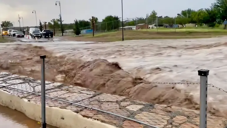 Lluvias provocan 5 cierres carreteros e inundaciones en la Sierra de Sonora