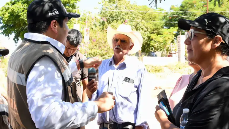Servidores públicos informan casa por casa sobre el plan integral río Sonora