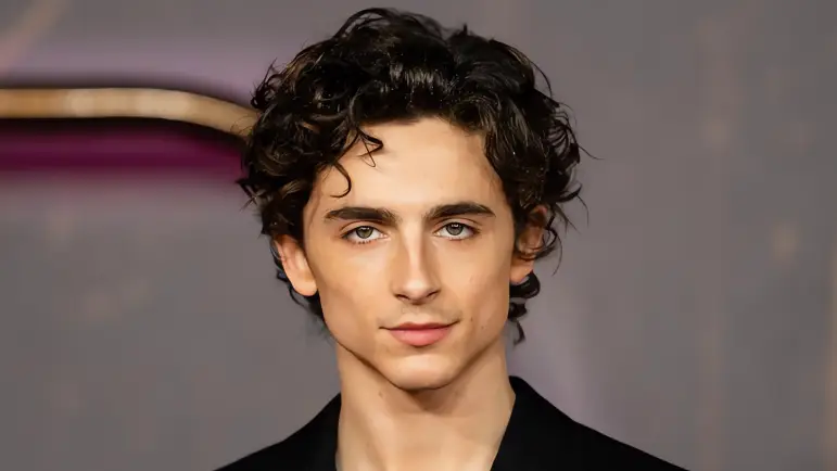 Timothée Chalamet Revela Rapado Sorpresa en Video Promocional y Divide a sus Fans