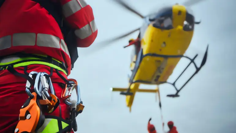 Rescate extremo en Apache Trail: auto cae por acantilado y deja heridos graves