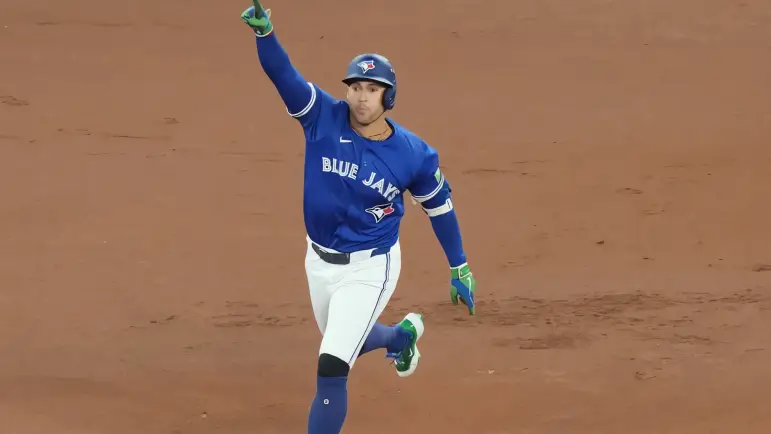 George Springer hace historia con su jonrón 21 en postemporada y lidera triunfo de Azulejos