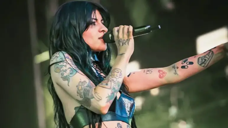 Cazzu lanza mensaje contra la toxicidad en redes durante su concierto, generando controversia viral