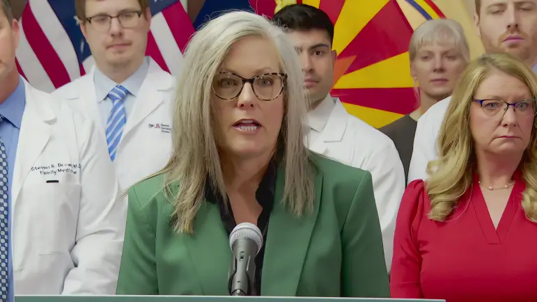 La Gobernadora Hobbs pausa los recortes a servicios para personas con discapacidad en Arizona tras protestas