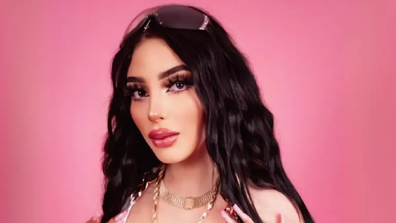 Bellakath se queda sin respuestas tras evento que falló en lo esencial