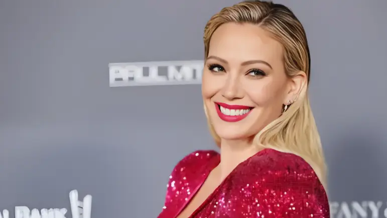 Hilary Duff: Vulnerabilidad, música y un café derramado que marcó su regreso al escenario