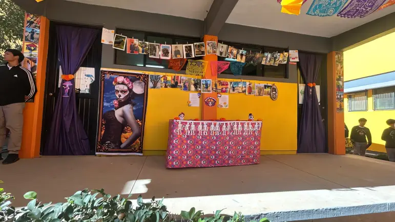 Alumnos del Cobach dan vida a las Catrinas y Catrines en exposición tradicional