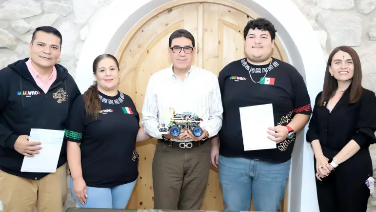 La escuela recibe con honores al equipo de robótica tras su participación en Panamá