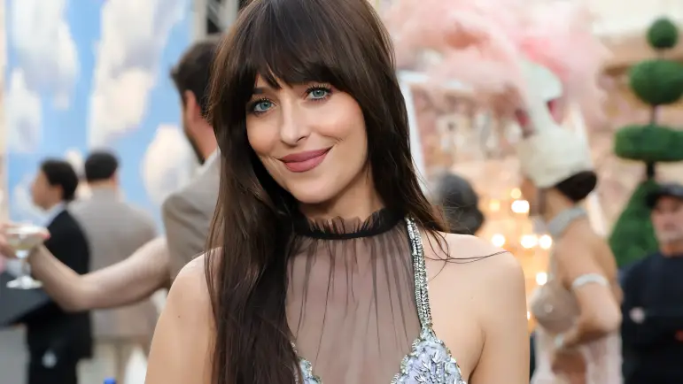 Dakota Johnson da un nuevo rumbo tras su separación de Chris Martin