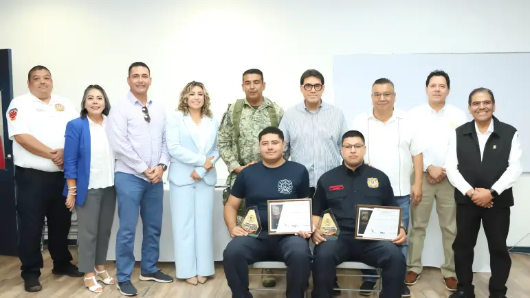 Policías y bomberos de Nogales reciben reconocimiento por su compromiso con la comunidad