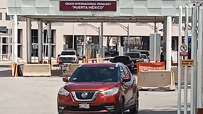 Largas filas en garitas de Nogales exigen acción inmediata