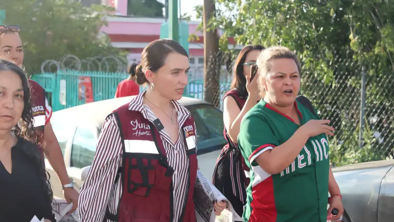 Julia Huerta conversa con mujeres y familias de La Capilla