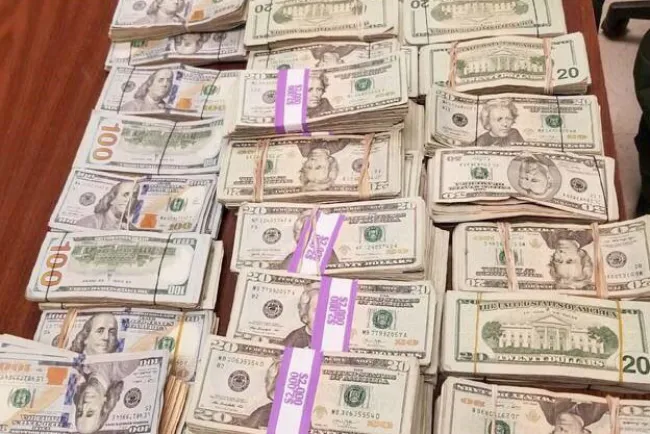 Arrestados con casi cien mil dólares