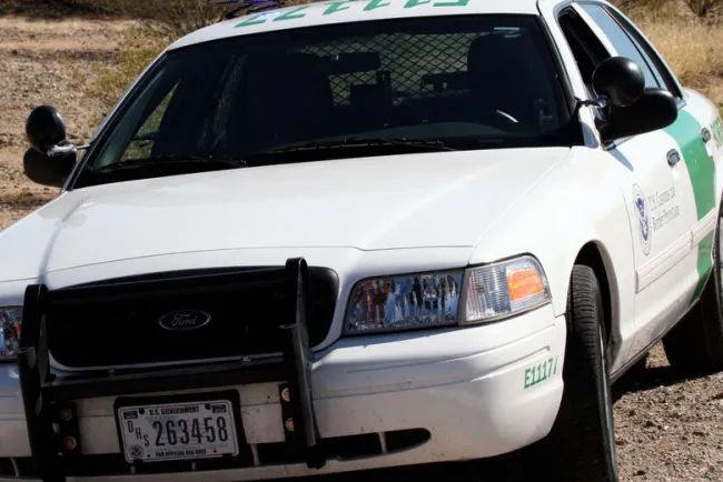 Iban tres en cajuela de auto