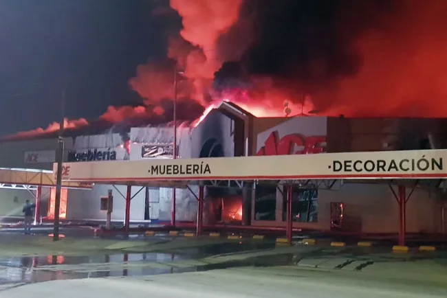 Arrasa incendio con centro comercial