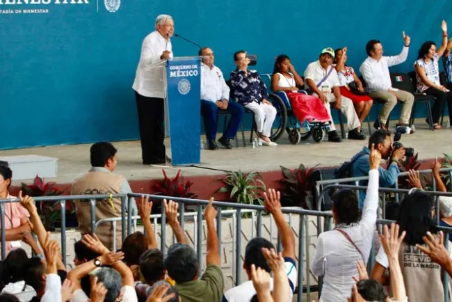 En consulta a mano alzada, López Obrador decide política migratoria con EU