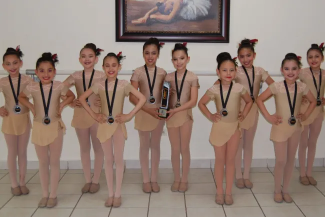 Academia de Danza recibe trofeos