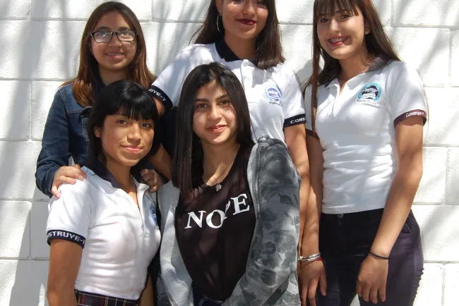 Alumnos disfrutan entre clases