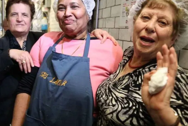 Prefirió contratar abuelitas que prestigiosos chefs ¡es un éxito!
