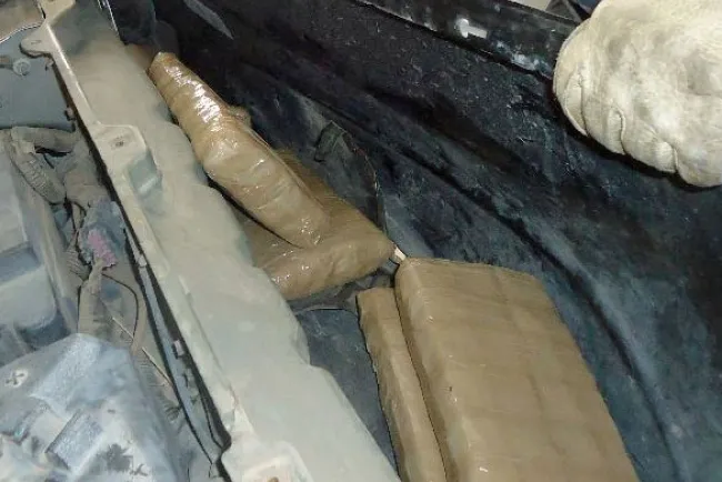 Incautan droga en garita