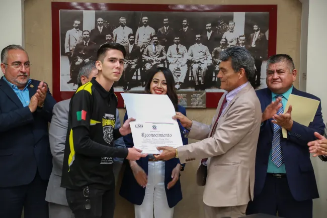 Reconoce Congreso aestudiantes destacados