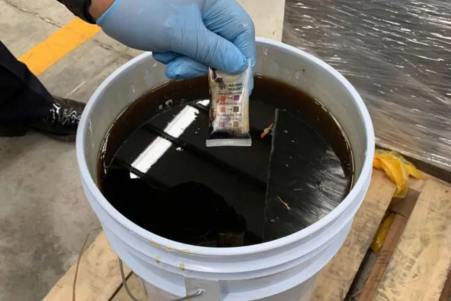 Hallan 19 kilos de éxtasis en cubeta de miel de abeja