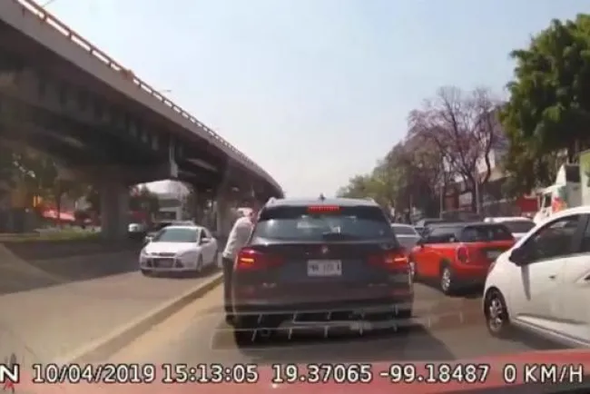 VIDEO: En 20 segundos, así fue un asalto a camioneta en pleno tráfico en CDMX
