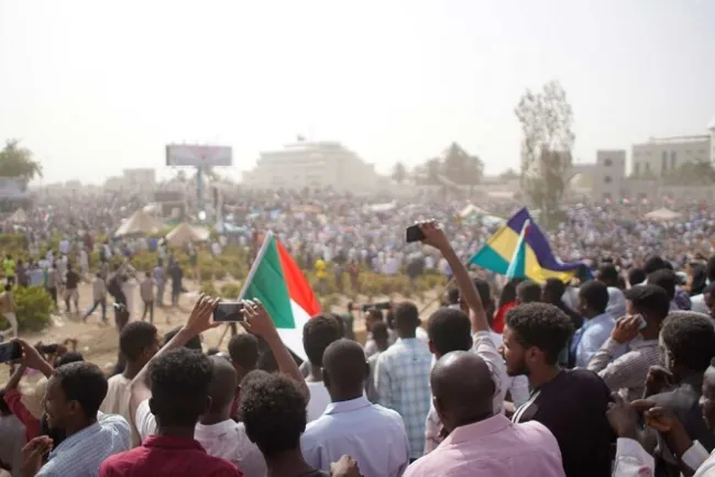 Ejército de Sudán da golpe de Estado y detiene al presidente