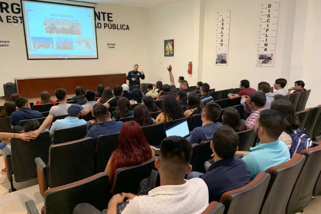 Instruyen a estudiantes sobre seguridad