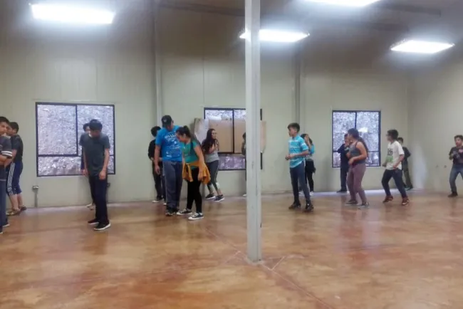 Apoyan jóvenes a paseantes