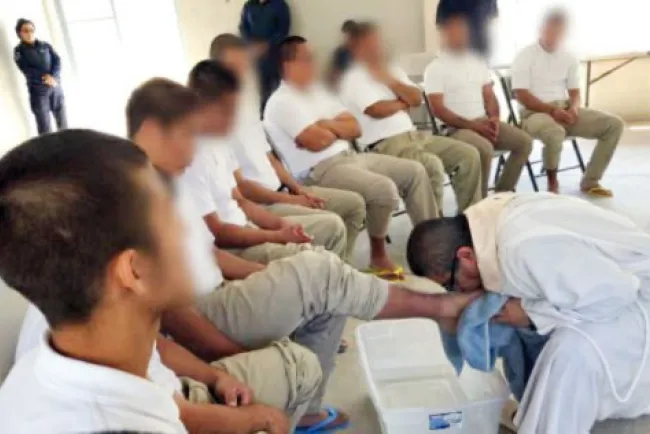 Realizan jóvenes lavatorio de pies