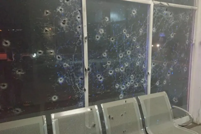 Comando ataca comandancia y mata a detenido en Chihuahua