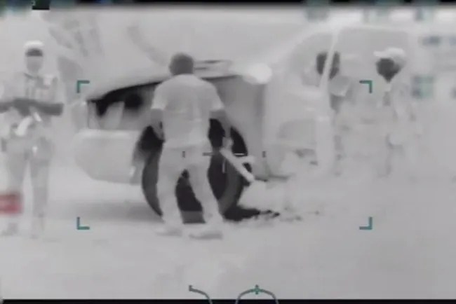 Escolta grupo armadoa mujer hasta la línea