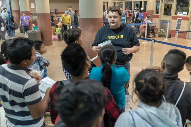 Ofrecen albergue a migrantes