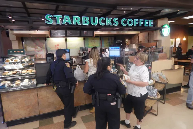 Conviven agentes con la comunidad