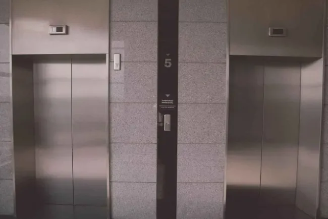 Mueren 11 personas tras desplomarse elevador en China