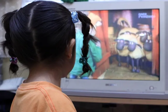 Menos tele y celulares para bebés, más ejercicio en niños: OMS