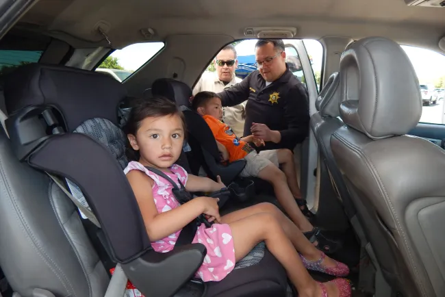 Entregan sillas parainstalar en vehículos