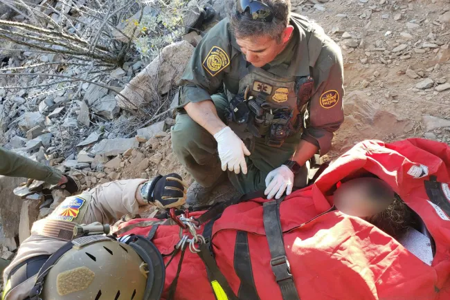 Rescatan a mujer migrante