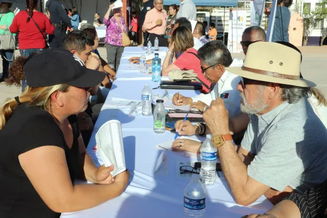 Atiende Alcalde a vecinos de La Mesa