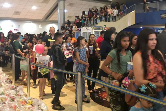 Festejan a niños con cine y dulces
